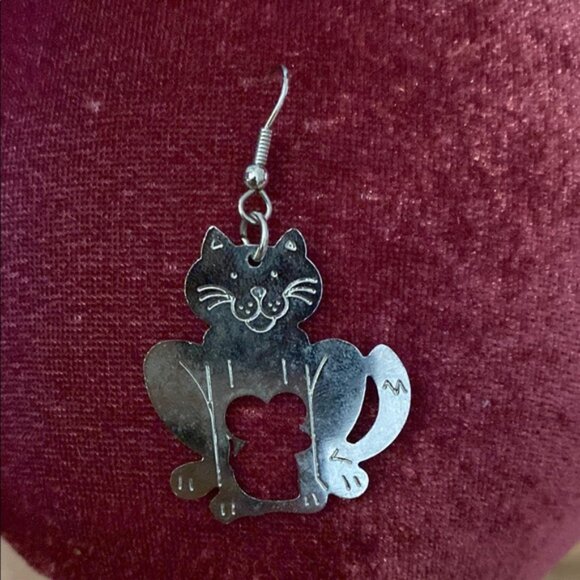 Cute cat and mouse silver colour drop earring, asymmetrical - Picture 2 of 10